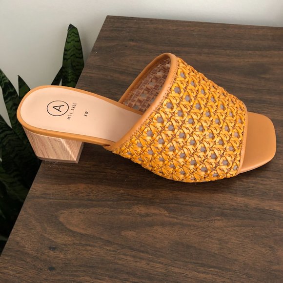 NEVER WORN Wide Woven Raffia Sandal - 8W - Picture 2 of 3